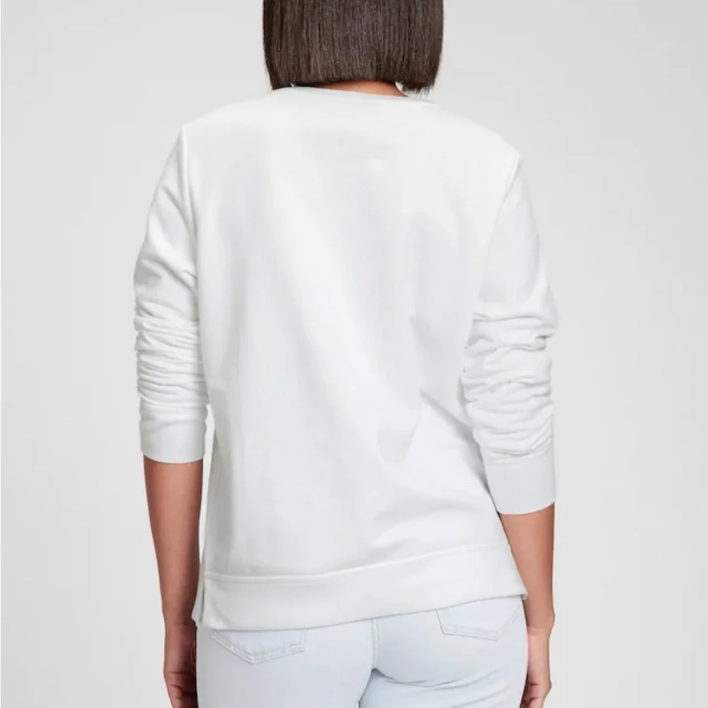 ⭐️ Firm Price ⭐️ Medium Gap white sweatshirt - Picture 2 of 4